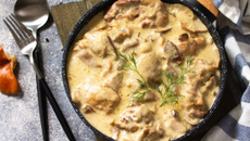 Bifinhos de peru com natas e cogumelos (rápido de fazer)