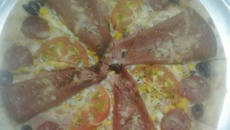 Pizza enrolada de mortadela com mussarela