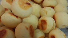 Pão de queijo de padaria (delicioso)