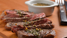 Contra-filé na manteiga com alho e orégano