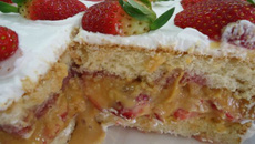 Bolo com doce de leite e morango da Tamy