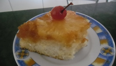 Torta fácil de abacaxi com calda