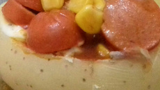 Batata recheada com salsicha molho branco e molho simples