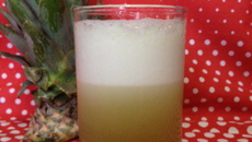 Suco de casca de abacaxi com hortelã