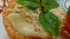 Tomate recheado com patê de frango