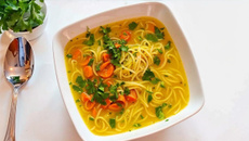 Sopa de macarrão com batata e cenoura