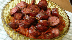 Linguiças e lentilhas verdes com salsa rossa