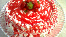 Bolo de morango com calda e mousse de morango