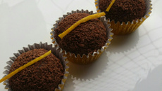 Brigadeiro gourmet de chocolate com laranja