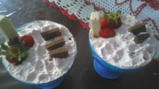 Sobremesa rápida de morango com chantilly e Bis