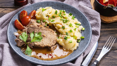 Pernil de porco ao molho de manteiga e cebolas