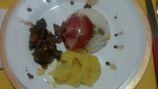 Carne bovina e suína com purê de mandioquinha