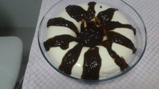 Manjar branco com calda de ameixa