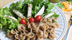 Salada de macarrão integral com pesto de manjericão