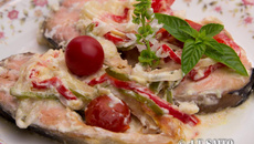 Salmão assado com leite de coco e legumes