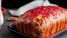 Bolo de milho com calda de goiabada