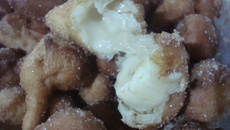 Bolinho de chuva recheado com banana