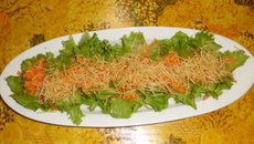 Molho de mostarda com salada de alface, cenoura e batata palha