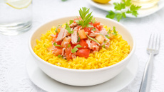 Arroz com açafrão, tomates e cheiro verde