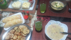 Caldo de batata com queijos