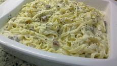 Macarrão ao molho branco com presunto e mussarela