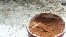 Suflê de banana quente