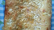 Pão de tabuleiro com cobertura de farofa