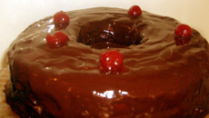 Bolo com cobertura de mousse de chocolate