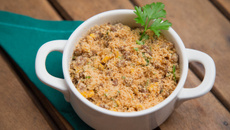 Farofa de torresmo do churrasco de fim de ano