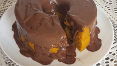 Bolo de cenoura com calda de chocolate de microondas