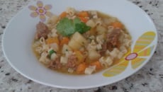 Sopa de macarrão, legumes e carne