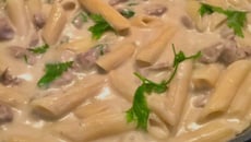 Penne com iscas de mignon ao molho gorgonzola 