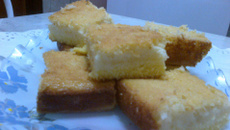 Broa cremosa de fubá com queijo e coco