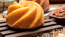 Bolo de fubá com castanha de caju