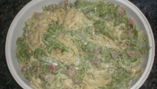 Macarrão com brócolis ao molho branco