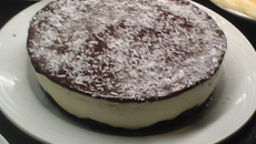 Torta mousse de chocolate com coco
