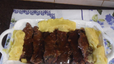 Steak sauce sur du bois