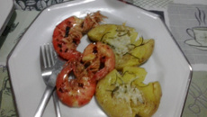 Camarão grande rosa com batatas ao murro