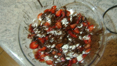 Merengue com morango e chocolate