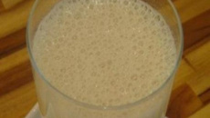 Vitamina de banana com Ades frapê de coco