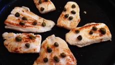 Filé de peixe com alcaparras
