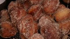 Bolinho de chuva com banana e canela