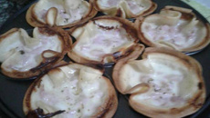 Trouxinhas de presunto e queijo com massa de pastel