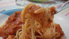 Molho de tomates em pedaços ao sugo