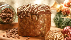Panetone de pão de mel com cacau e especiarias para vender no Natal