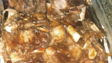 Costela de boi assada com molho barbecue