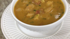 Sopa de banana verde