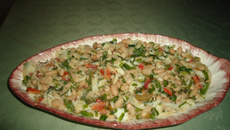 Salada deliciosa de feijão branco com bacalhau