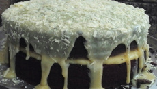 Bolo de chocolate com recheio de coco