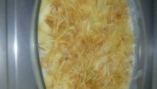 Suflê de frango ao molho branco com legumes